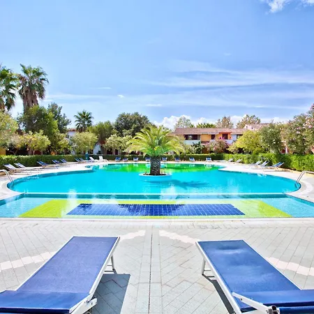 Isa-residence With Swimming-pool In Ottiolu Just 250 Mt From The Sea, With Air Conditioning And Private Outdoor Area מלון דירות