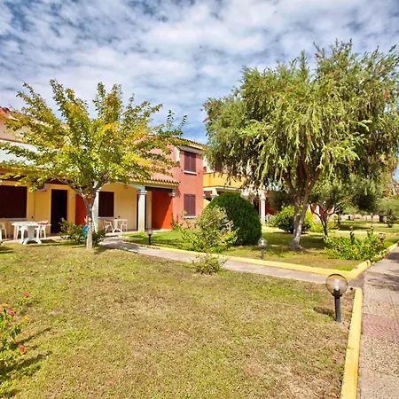 Isa-residence With Swimming-pool In Ottiolu Just 250 Mt From The Sea, With Air Conditioning And Private Outdoor Area 3*